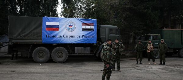 Russian and Syrian soldiers stand next to an aid convoy in Aleppo, Syria, Sunday, Dec. 4, 2016 Russian and Syrian soldiers stand next to an aid convoy in Aleppo, Syria, Sunday, Dec. 4, 2016 - Sputnik International