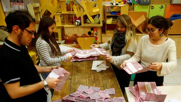 Volunteers count ballots for a referendum on constitutional reform at a polling station in Rome, Italy, December 4, 2016 - Sputnik International