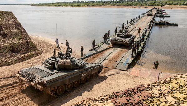 Russian army servicemen during the Open Water competition of the pontoon ferry units of the Russian Army's Engineering Corps in Murom - Sputnik International