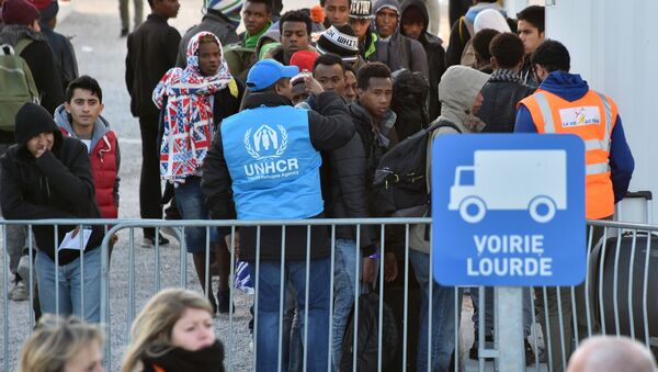 Volonteers of the United Nations High Commissioner for Refugees (UNHCR) agency and La Vie Active association help unaccompanied migrant minors, from the demolished Jungle migrant camp in Calais, to board a bus to travel to reception centres around France on November 2, 2016 in Calais, northern France - Sputnik International