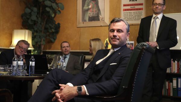 Norbert Hofer, center, candidate of the right-wing populist Freedom Party, poses for a photograph as he and his aides wait in his office in Austria's capital Vienna before the voting closes Sunday, Dec. 4, 2016 - Sputnik International