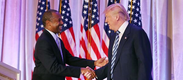 Donald Trump shaking hands with  Ben Carson (File) - Sputnik International