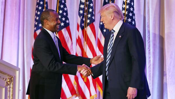 Donald Trump shaking hands with  Ben Carson (File) - Sputnik International