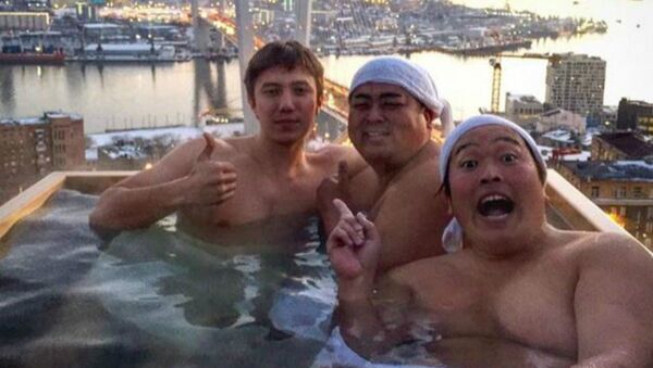 Японские комики прокатились по Владивостоку в передвижной ванне - Sputnik International