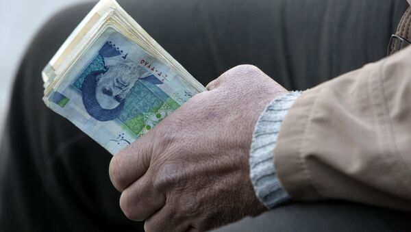 Iranian street money changer holds Iranian banknotes (File) - Sputnik International