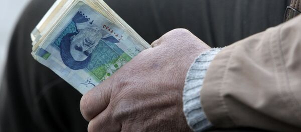 Iranian street money changer holds Iranian banknotes (File) - Sputnik International