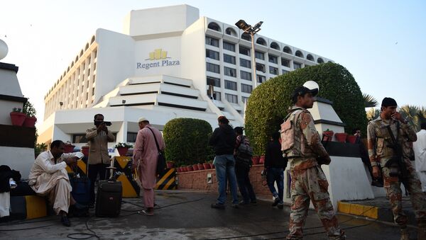 Guests are gather outside a Regent Plaza Hotel following a fire in the Pakistan's port city of Karachi on December 5, 2016 - Sputnik International
