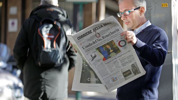 A man reads the Corriere della Sera newspaper in downtown Rome, Italy, December 5, 2016. - Sputnik International