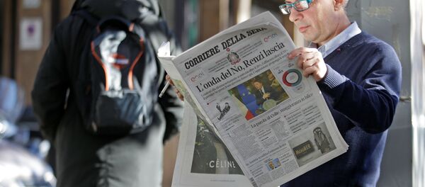 A man reads the Corriere della Sera newspaper in downtown Rome, Italy, December 5, 2016. - Sputnik International