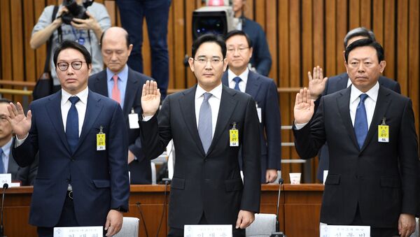 (L-R) SK Group chairman Chey Tae-Won, Samsung Group's heir-apparent Lee Jae-yong and Lotte Group Chairman Shin Dong-Bin take an oath during a parliamentary probe into a scandal engulfing President Park Geun-Hye at the National Assembly in Seoul on December 6, 2016 - Sputnik International