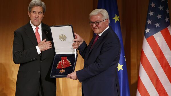 U.S. Secretary of State John Kerry receives the Grand Cross, First Class of the order of Merit of the Federal Republic of Germany from German Foreign Minister Frank-Walter Steinmeier (R) at the Foreign Ministry in Berlin, Germany, December 5, 2016. - Sputnik International
