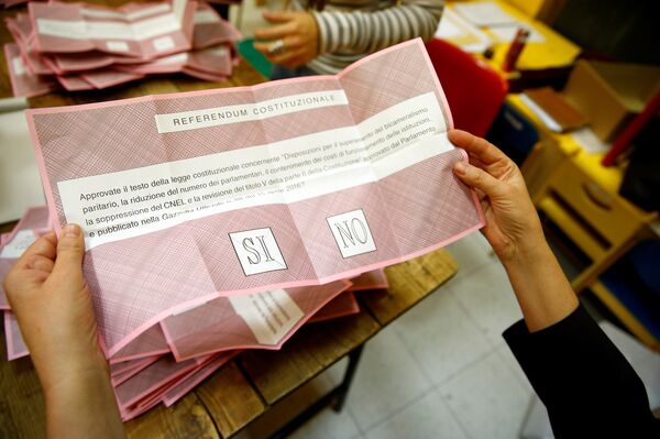 A volunteer counts ballots for a referendum on constitutional reform at a polling station in Rome, Italy, December 4, 2016. A volunteer counts ballots for a referendum on constitutional reform at a polling station in Rome, Italy, December 4, 2016. - Sputnik International