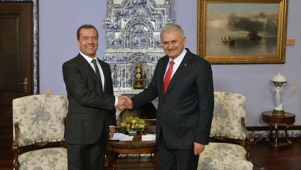 Russian Prime Minister Dmitry Medvedev and Turkish Prime Minister Binali Yildirim, right, during a meeting at Gorki residence outside Moscow - Sputnik International