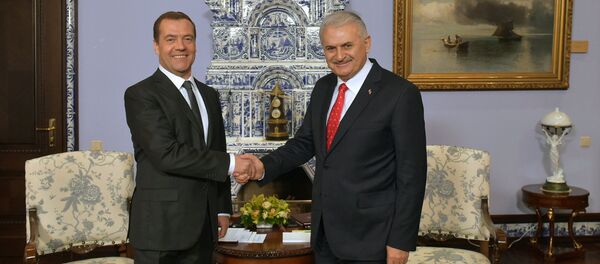 Russian Prime Minister Dmitry Medvedev and Turkish Prime Minister Binali Yildirim, right, during a meeting at Gorki residence outside Moscow - Sputnik International