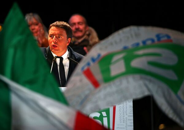 Italian Prime Minister Matteo Renzi speaks during the last rally for a Yes vote in the upcoming referendum about constitutional reform, in Florence, Italy - Sputnik International