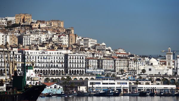 A general view taken on June 5, 2014 shows the Grand Mosque (R) situated on the promenade along the Bay of Algiers with the old town of the Algerian capital known as the Kasbah in the background. - Sputnik International