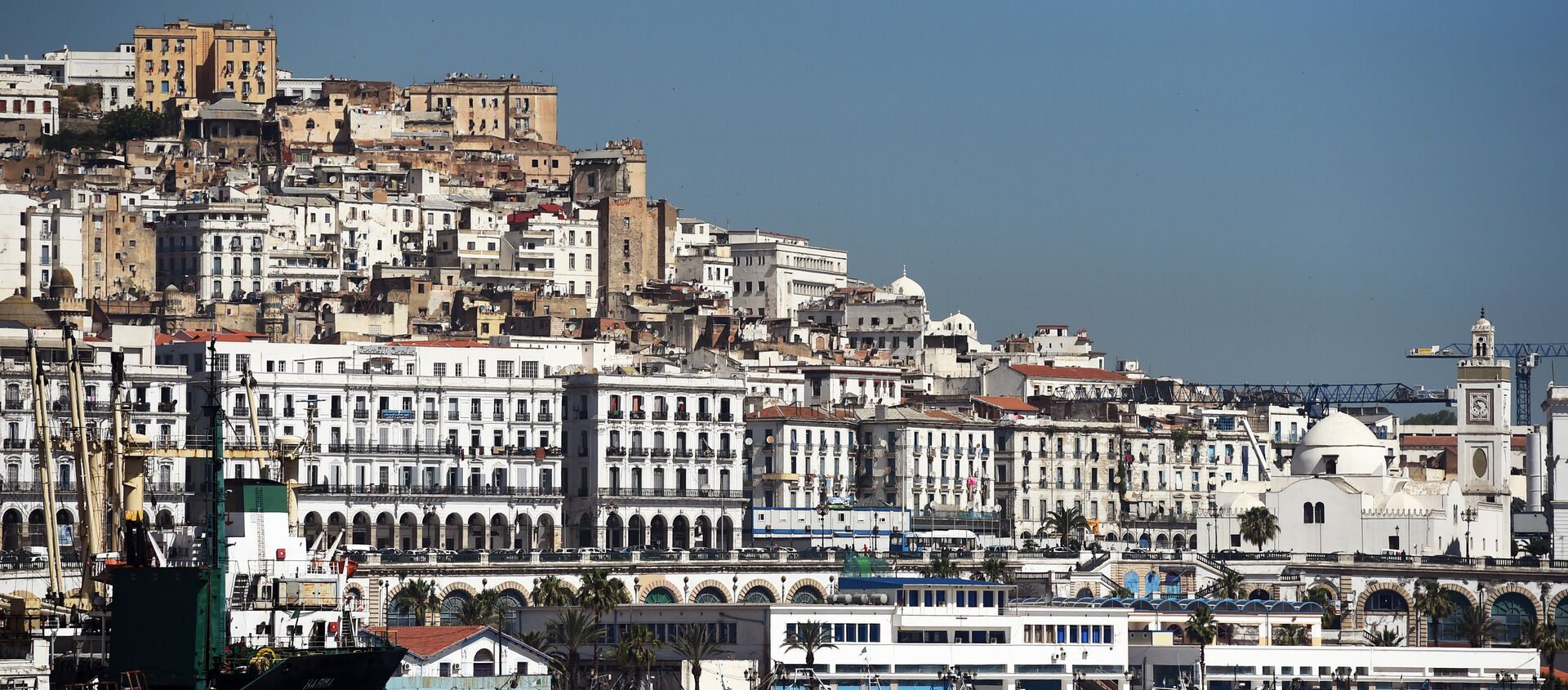 A general view taken on June 5, 2014 shows the Grand Mosque (R) situated on the promenade along the Bay of Algiers with the old town of the Algerian capital known as the Kasbah in the background. - Sputnik International, 1920, 21.01.2021