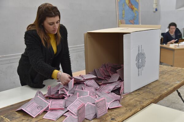A polling station officer prepares the counting of the ballots at the end of the vote for a referendum on constitutional reforms, on December 4, 2016 in a polling station in Rome. - Sputnik International