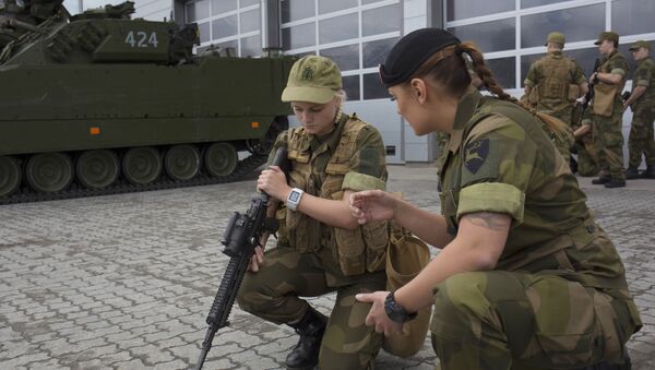 A female army recruit attends a base training at the armored battalion in Setermoen, northern Norway - Sputnik International