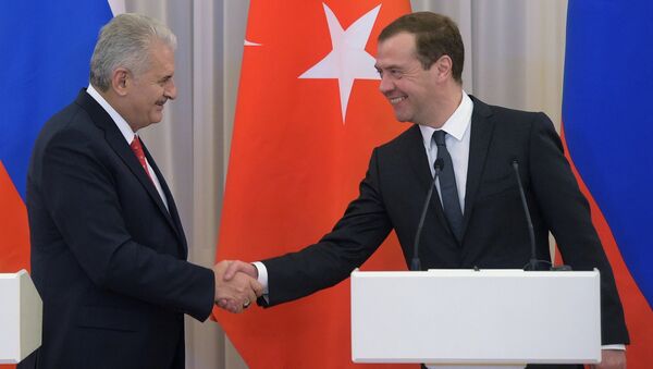 Russian Prime Minister Dmitry Medvedev and his Turkish counterpart Binali Yildirim during a joint press conference on December 6, 2016 - Sputnik International
