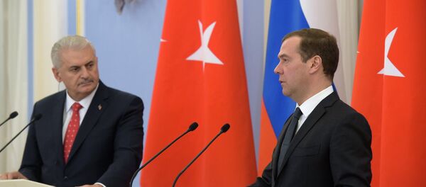Russian Prime Minister Dmitry Medvedev and his Turkish counterpart Binali Yildirim during a joint press conference on December 6, 2016 - Sputnik International