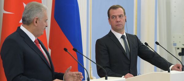 Russian Prime Minister Dmitry Medvedev and his Turkish counterpart Binali Yildirim during a joint press conference on December 6, 2016 - Sputnik International