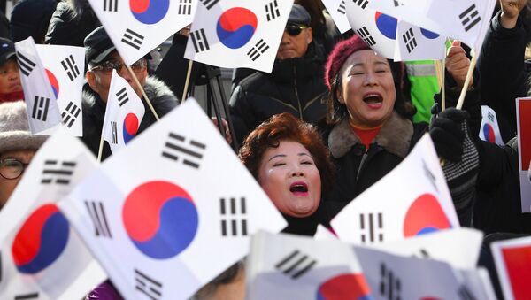 Supporters of South Korean President Park Geun-Hye wave the national flags during a rally against the impeachment of the president outside the ruling Saenuri Party in Seoul on December 6, 2016. - Sputnik International