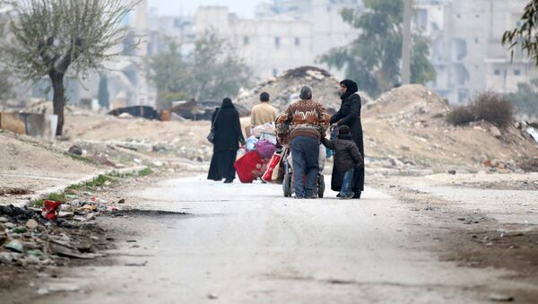 People carry their belongings as they flee the Kadi Askar area towards Bustan al-Qasr neighbourhood, in rebel-held besieged Kadi Askar area of Aleppo, Syria December 5, 2016. - Sputnik International