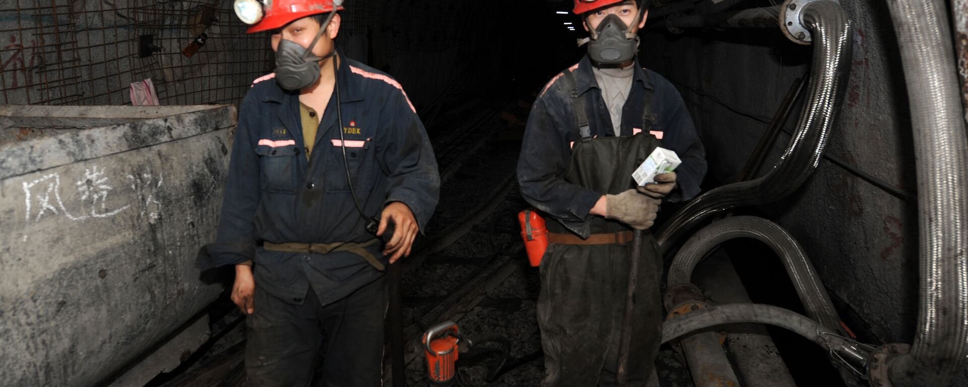 Laborers working at a coal mining facility  - Sputnik International, 1920, 19.08.2021
