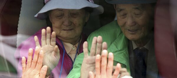 South Koreans on a bus touch the bus window in their attempt to feel hands of their North Korean relatives as they bid farewell after the Separated Family Reunion Meeting at Diamond Mountain resort in North Korea. (File) South Koreans on a bus touch the bus window in their attempt to feel hands of their North Korean relatives as they bid farewell after the Separated Family Reunion Meeting at Diamond Mountain resort in North Korea. (File) - Sputnik International