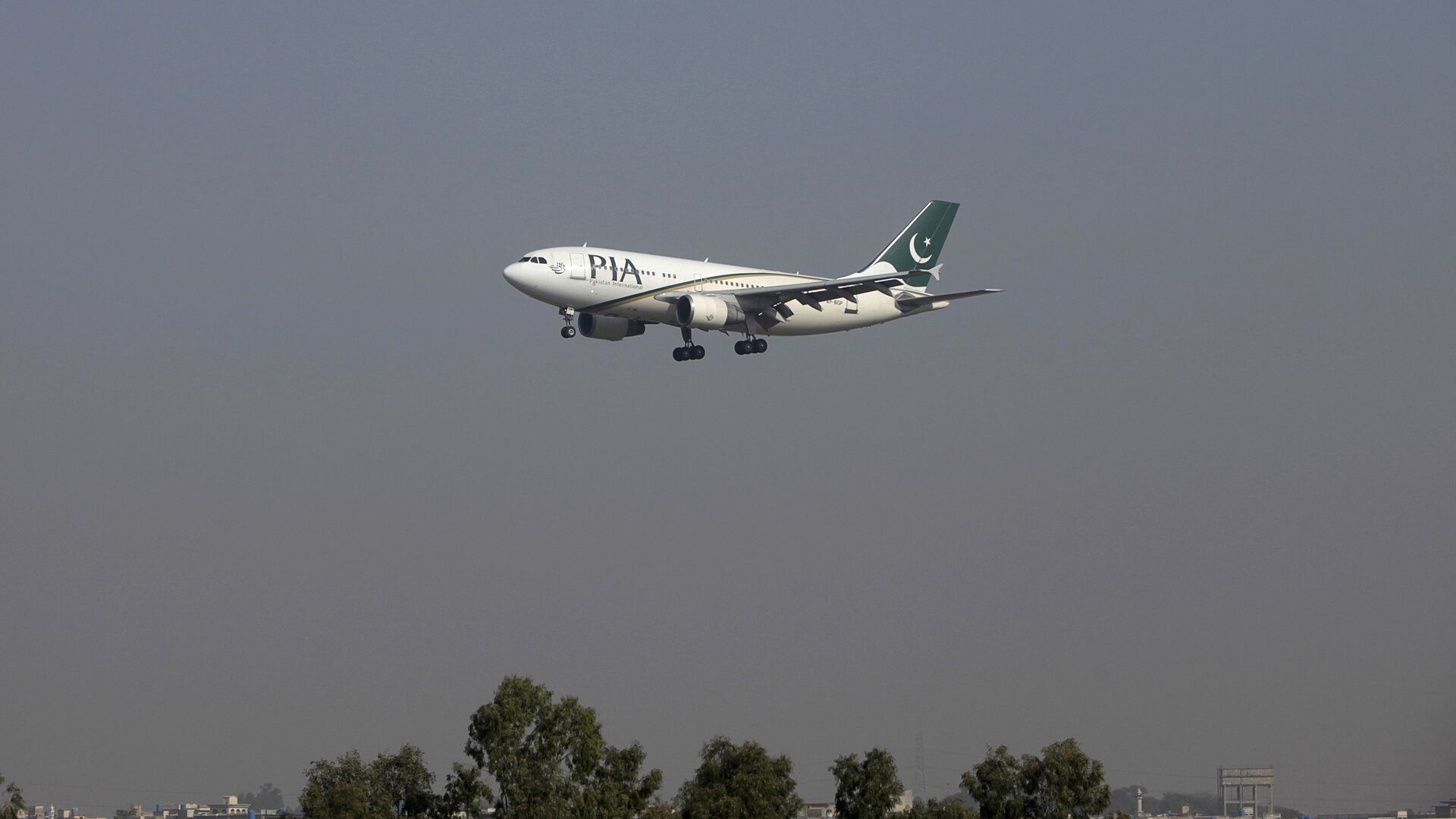A Pakistan International Airlines (PIA) passenger plane arrives at the Benazir International airport in Islamabad, Pakistan. (File) - Sputnik International, 1920, 14.10.2021