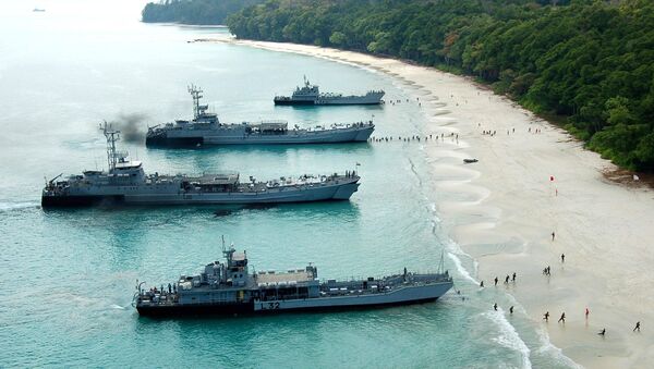 Kumbhir-class L-21 and L-22 LSTs (in the middle), and L-32, L-34 LCUs of the Indian Navy beached during an amphibious landing - Sputnik International