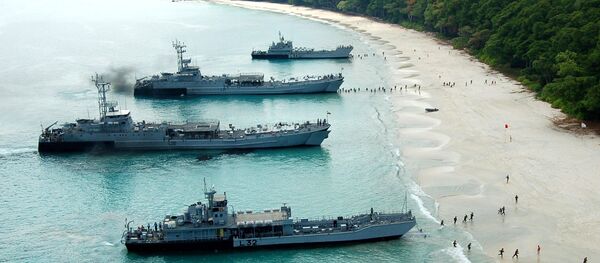 Kumbhir-class L-21 and L-22 LSTs (in the middle), and L-32, L-34 LCUs of the Indian Navy beached during an amphibious landing Kumbhir-class L-21 and L-22 LSTs (in the middle), and L-32, L-34 LCUs of the Indian Navy beached during an amphibious landing - Sputnik International