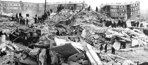 Teams of workers climb over rubble left by the Spitak Earthquake which struck 5 days ago. Leninakan, Armenia. (File) - Sputnik International