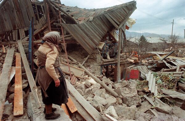 A woman looks at her destroyed house, on December 11, 1988, in the devastated town of Spitak, after an earthquake hit Armenia, on December 7, 1988. (File) - Sputnik International