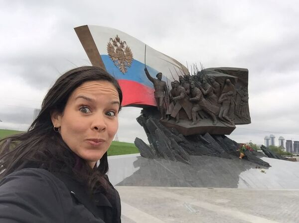 Alejandra Benítez near the Monument to the Russian soldiers of the First World War - Sputnik International