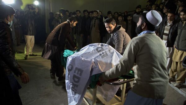 Pakistani volunteers move remains of plane crash victims to a mortuary at a hospital, in Abbottabad, Pakistan - Sputnik International