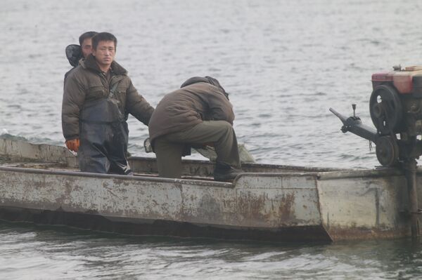 North Koreans fish on the Yalu River. - Sputnik International