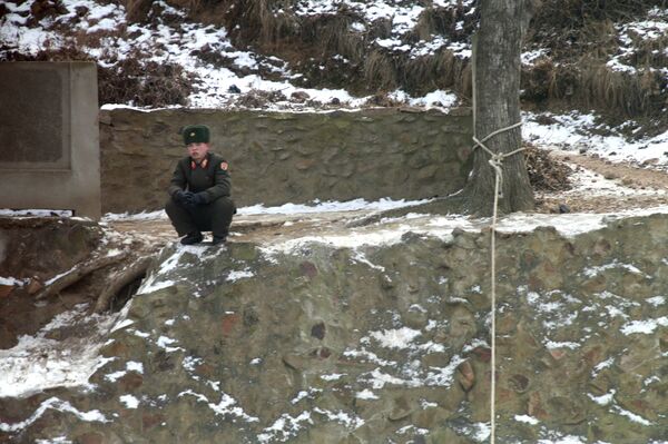 A North Korean soldier keeps watch across the river. - Sputnik International