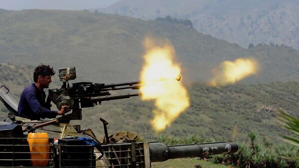 A Pakistani soldier fires a machine gun - Sputnik International