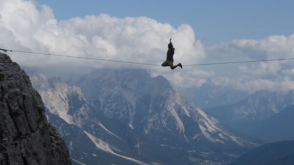 Guy Walks on Tightrope Between Mountains - Sputnik International