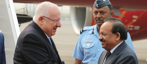 Israeli President Reuven Rivlin shakes hands with India’s Minister of Science and Technology Harsh Vardhan (R) upon his arrival at the airport in New Delhi, India, November 14, 2016. Israeli President Reuven Rivlin shakes hands with India’s Minister of Science and Technology Harsh Vardhan (R) upon his arrival at the airport in New Delhi, India, November 14, 2016. - Sputnik International