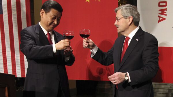 Chinese Vice President Xi Jinping, left, and Iowa Gov. Terry Branstad raise their glasses at the beginning of a formal dinner in the rotunda at the Iowa Statehouse, Wednesday, Feb. 15, 2012, in Des Moines, Iowa. - Sputnik International
