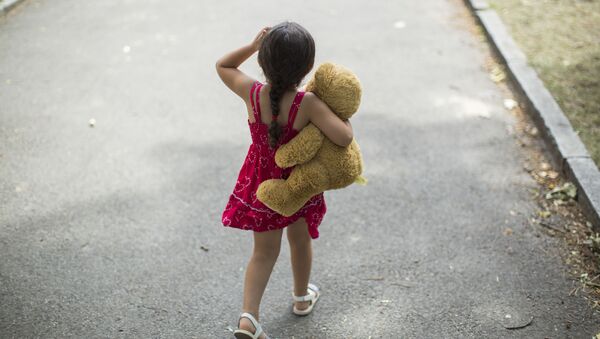 Little girl with teddy bear - Sputnik International