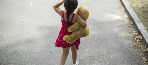 Little girl with teddy bear Little girl with teddy bear - Sputnik International