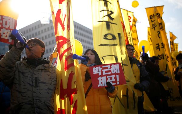 Protesters chant slogans during a rally demanding the impeachment of South Korean President Park Geun-hye in front of the National Assembly in Seoul, South Korea, December 9, 2016. The sign reads Arrest Park Geun-hye. - Sputnik International