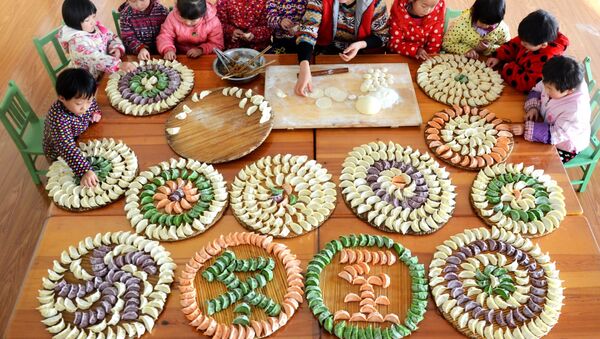 Pupils display painted eggs during a folk custom activity marking lixia, the beginning of summer in Chinese lunar calendar, at a primary school in Hefei, capital of East China's Anhui province, May 5, 2016. - Sputnik International