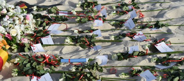 Flowers lie on the beach on June 26, 2016, during a ceremony attended by British and Tunisian officials in memory of those killed a year ago by a jihadist gunman in front of the Riu Imperial Marhaba Hotel in Port el Kantaoui, on the outskirts of Sousse south of the capital Tunis. - Sputnik International