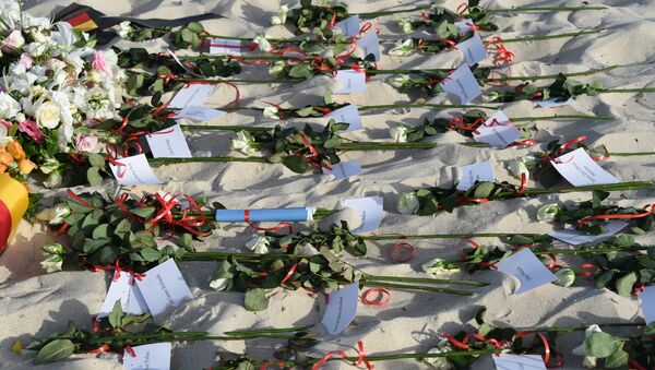 Flowers lie on the beach on June 26, 2016, during a ceremony attended by British and Tunisian officials in memory of those killed a year ago by a jihadist gunman in front of the Riu Imperial Marhaba Hotel in Port el Kantaoui, on the outskirts of Sousse south of the capital Tunis. - Sputnik International