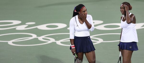 Venus Williams, of the United States, right, talks with her sister Serena after losing a point in a doubles match against Lucie Safarova and Barbora Strycova, of the Czech Republic, at the 2016 Summer Olympics in Rio de Janeiro, Brazil - Sputnik International